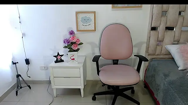 Aantoniaa brown27 online show from 02/25/26, 02:27