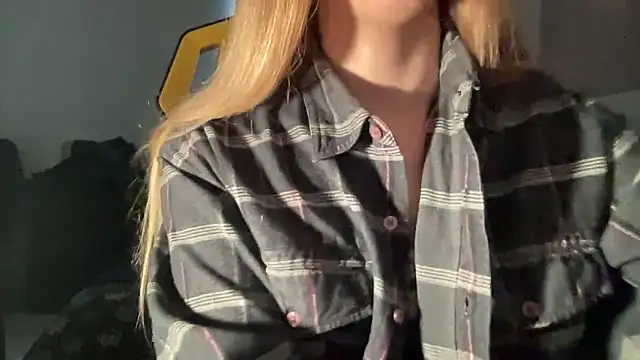 Snapshot of petiteetoile chatting on 02/16/26, 02:46 petiteetoile online show from 02/16/26, 02:46