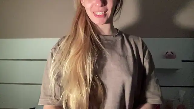 Snapshot of petiteetoile chatting on 04/06/26, 05:58 petiteetoile online show from 04/06/26, 05:58