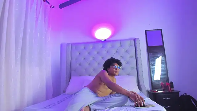 LatinoDark online show from 02/11/26, 03:11