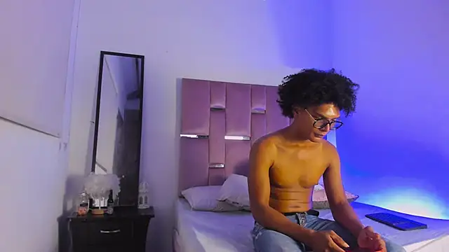 LatinoDark online show from 02/27/26, 03:28