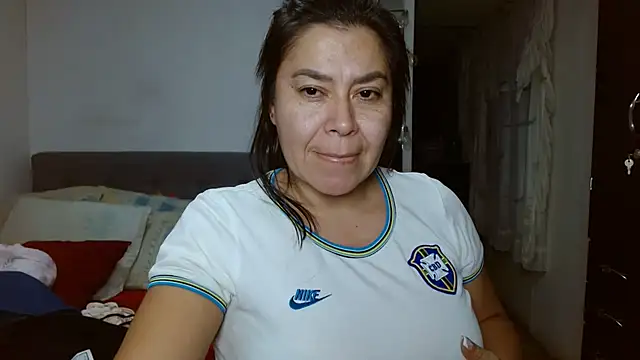 Snapshot of Karo_sexy chatting on 12/15/24, 04:29 Karo sexy online show from 12/15/24, 04:29