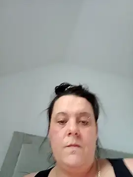 Snapshot of louisa36 chatting on 02/19/26, 02:46 louisa36 online show from 02/19/26, 02:46