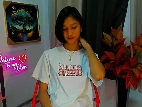 Snapshot of littlemikay chatting on 02/17/26, 06:10 littlemikay online show from 02/17/26, 06:10