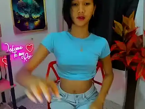 Snapshot of littlemikay chatting on 02/18/26, 06:31 littlemikay online show from 02/18/26, 06:31