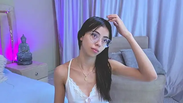 Mia Naive online show from 05/18/26, 12:22