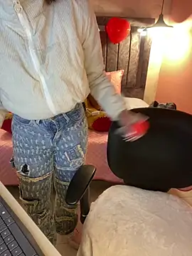 alahia pink online show from 02/13/26, 03:24