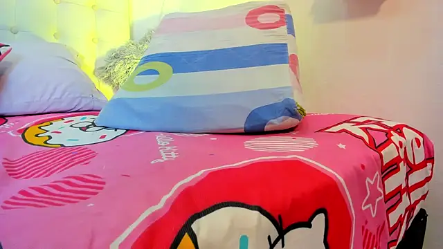 Snapshot of MiaEvans0 chatting on 07/06/26, 07:05 MiaEvans0 online show from 07/06/26, 07:05