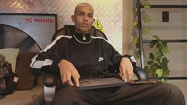 Snapshot of ItsZairen chatting on 02/17/26, 04:20 ItsZairen online show from 02/17/26, 04:20