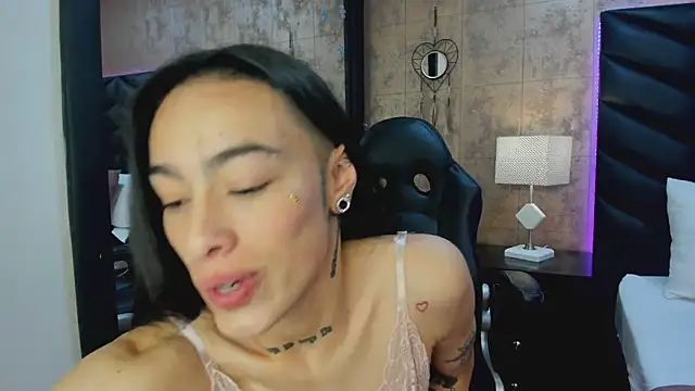 Snapshot of LaurenHazell chatting on 03/03/26, 03:56 LaurenHazell online show from 03/03/26, 03:56