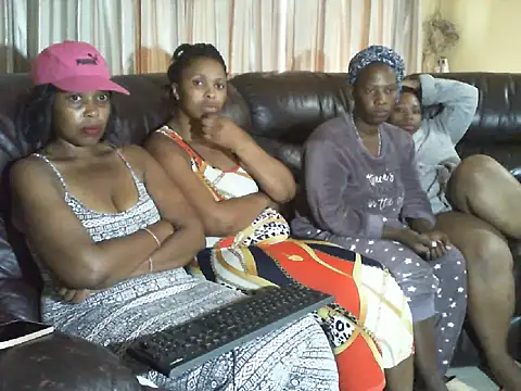 Snapshot of Caramel-Diva chatting on 02/25/26, 07:07 Caramel-Diva online show from 02/25/26, 07:07