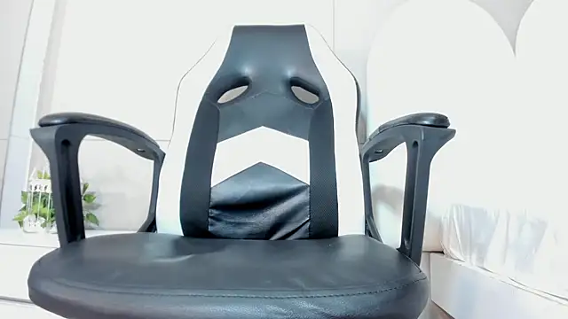 luna bradley  online show from 03/24/26, 12:21