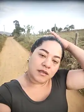 Snapshot of tania_queen chatting on 03/03/26, 12:00 tania queen online show from 03/03/26, 12:00