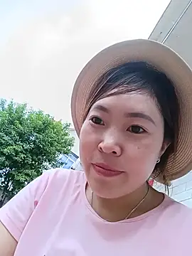 Snapshot of Yiyoongg chatting on 07/22/26, 10:51 Yiyoongg online show from 07/22/26, 10:51