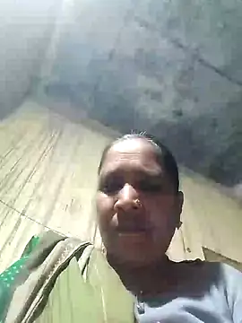 Snapshot of Loomaraj chatting on 02/23/26, 12:57 Loomaraj online show from 02/23/26, 12:57