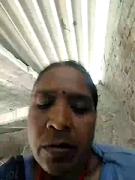 Snapshot of Loomaraj chatting on 02/27/26, 05:07 Loomaraj online show from 02/27/26, 05:07