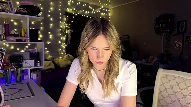 Snapshot of amily_sunray chatting on 02/15/26, 02:14 amily sunray online show from 02/15/26, 02:14