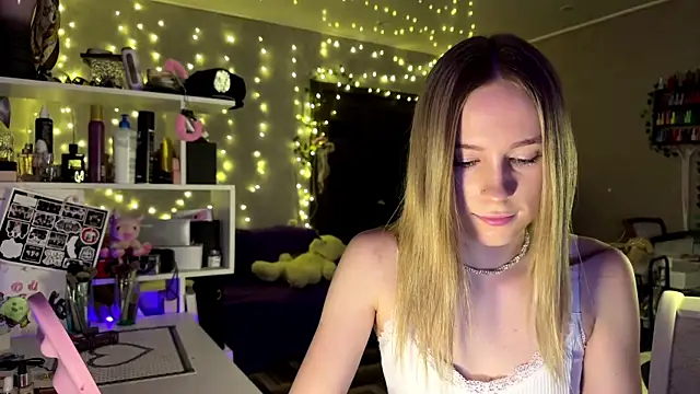 Snapshot of amily_sunray chatting on 02/22/26, 03:43 amily sunray online show from 02/22/26, 03:43