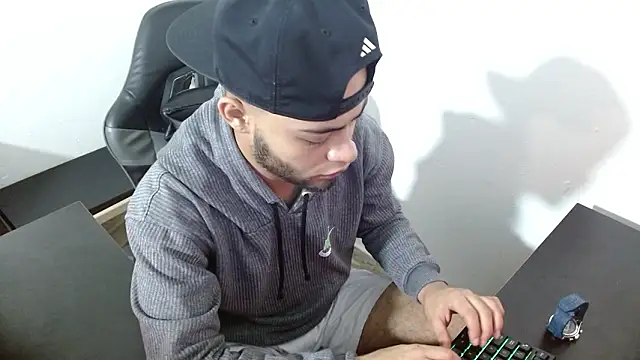 Snapshot of Xanderstone00 chatting on 02/10/26, 06:28 Xanderstone00 online show from 02/10/26, 06:28