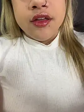 Snapshot of kahreal chatting on 07/16/26, 12:11 kahreal online show from 07/16/26, 12:11