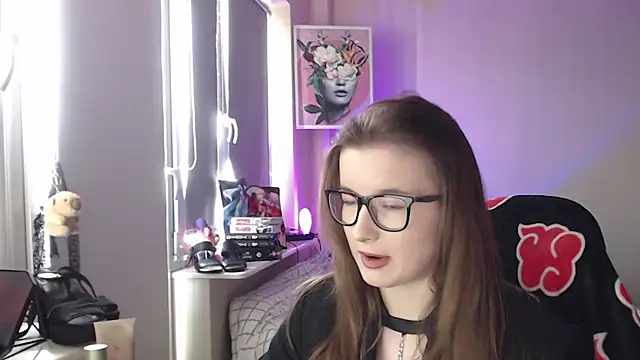 Snapshot of LunaXcherry chatting on 04/19/26, 11:09 LunaXcherry online show from 04/19/26, 11:09
