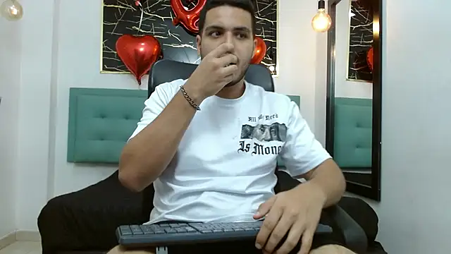 Snapshot of Trevor_Ash chatting on 02/18/26, 03:35 Trevor Ash online show from 02/18/26, 03:35