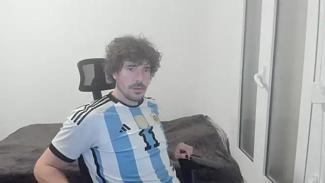 Snapshot of joaquin420_hot chatting on 02/20/26, 05:37 joaquin420 hot online show from 02/20/26, 05:37