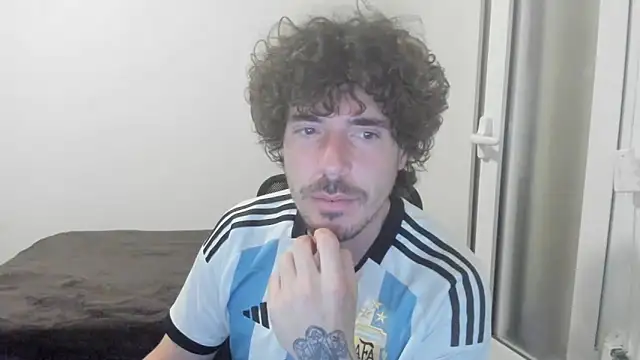 Snapshot of joaquin420_hot chatting on 02/20/26, 06:26 joaquin420 hot online show from 02/20/26, 06:26