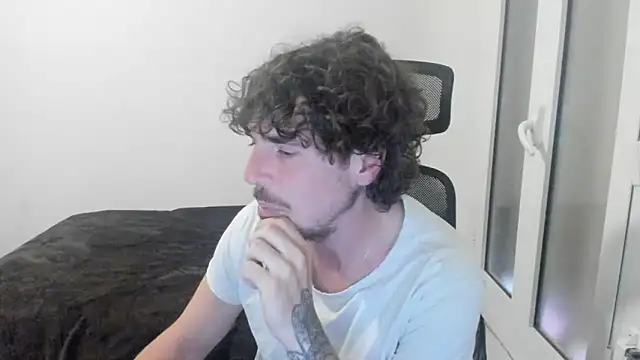 Snapshot of joaquin420_hot chatting on 02/24/26, 05:33 joaquin420 hot online show from 02/24/26, 05:33