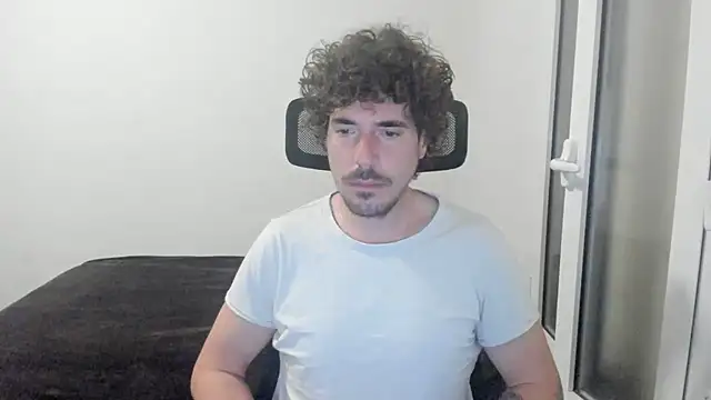 Snapshot of joaquin420_hot chatting on 02/25/26, 06:01 joaquin420 hot online show from 02/25/26, 06:01