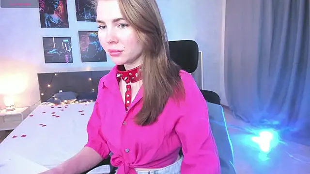 Snapshot of little__isabel chatting on 02/18/26, 01:45 little isabel online show from 02/18/26, 01:45