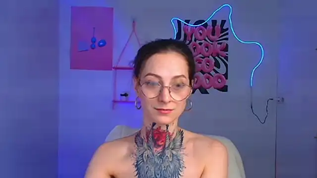 Snapshot of Esmi_Winter chatting on 02/14/26, 06:43 Esmi Winter online show from 02/14/26, 06:43