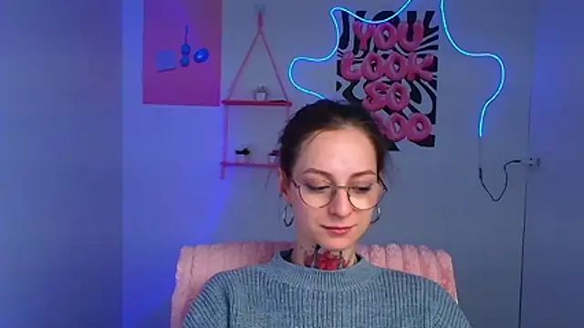 Snapshot of Esmi_Winter chatting on 02/15/26, 06:10 Esmi Winter online show from 02/15/26, 06:10