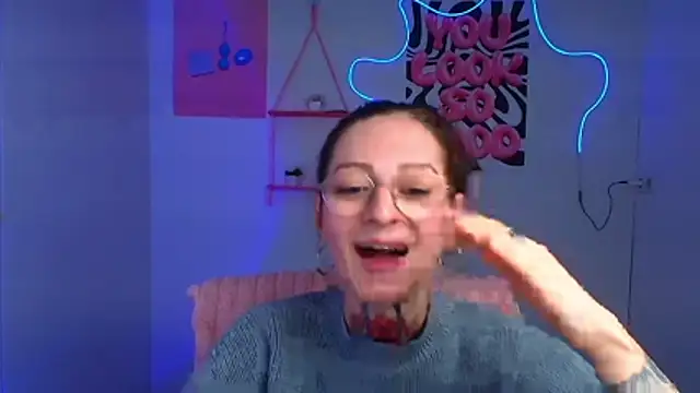 Snapshot of Esmi_Winter chatting on 02/15/26, 07:51 Esmi Winter online show from 02/15/26, 07:51