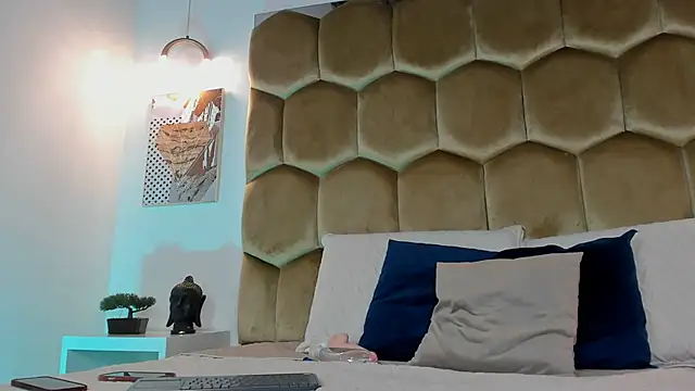 Mia Reyesjs online show from 02/18/26, 09:55