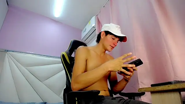 Snapshot of Dylan_awa chatting on 02/13/26, 04:08 Dylan awa online show from 02/13/26, 04:08