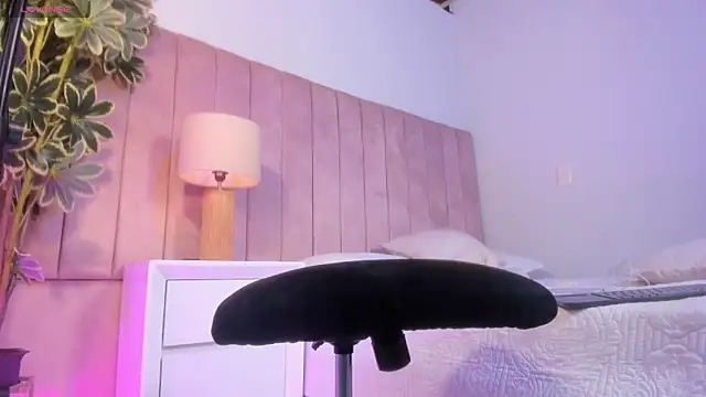 Ashley Beaomunt online show from 05/24/26, 01:21