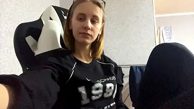 Snapshot of Sweety_Burger chatting on 02/18/26, 04:14 Sweety Burger online show from 02/18/26, 04:14