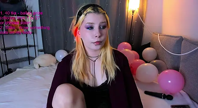 Snapshot of WarmAtEdges chatting on 02/18/26, 02:35 WarmAtEdges online show from 02/18/26, 02:35