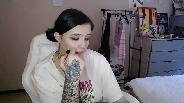 Snapshot of Rin_Tozier chatting on 07/15/26, 12:49 Rin Tozier online show from 07/15/26, 12:49