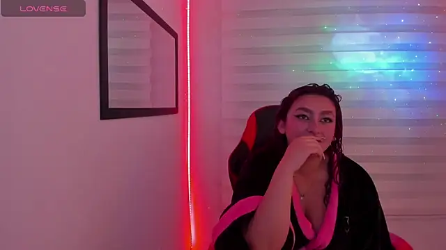 Snapshot of Emily_Jonesh chatting on 02/13/26, 01:29 Emily Jonesh online show from 02/13/26, 01:29