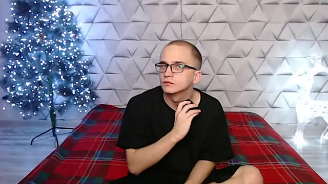 Snapshot of Pure_Aura chatting on 02/15/26, 05:09 Pure Aura online show from 02/15/26, 05:09