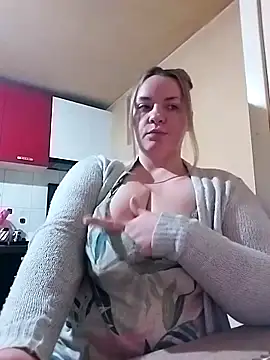 Snapshot of HotStepmommy4 chatting on 02/20/26, 05:24 HotStepmommy4 online show from 02/20/26, 05:24