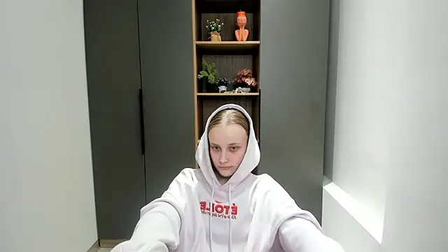 Snapshot of KirstinMcgeady chatting on 02/14/26, 08:44 KirstinMcgeady online show from 02/14/26, 08:44