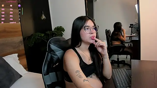 eva swan  online show from 05/18/26, 12:22