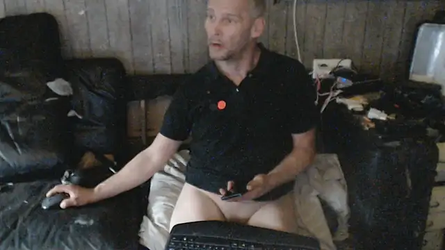 Snapshot of BISLETJE1980 chatting on 02/12/26, 12:11 BISLETJE1980 online show from 02/12/26, 12:11