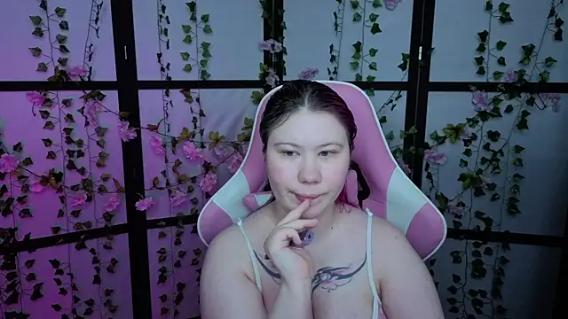 Snapshot of kitsune_little chatting on 06/21/26, 10:23 kitsune little online show from 06/21/26, 10:23