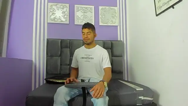 MAGGYE MAX online show from 04/21/26, 02:01