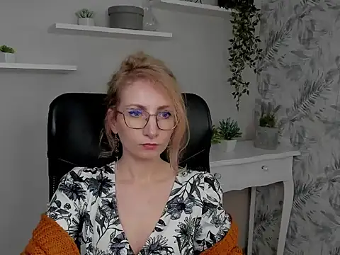 Snapshot of CinderellaMoon chatting on 02/18/26, 06:53 CinderellaMoon online show from 02/18/26, 06:53