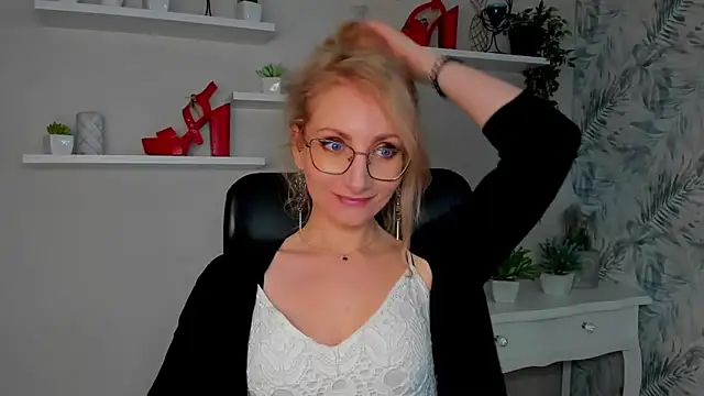 CinderellaMoon online show from 03/18/26, 06:27